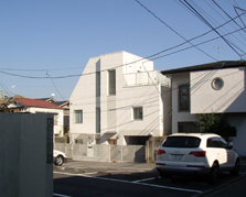 西側道路からの外観