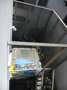 中庭と上のデッキ