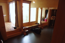 １階の音楽練習室・舞踏用の床・壁面鏡