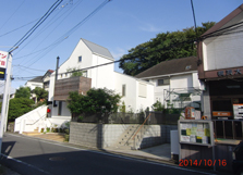 街並みに連携する外観