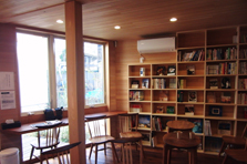 中庭を見ながらお茶と読書も
