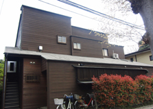 木製チャコール色外壁面の連なり