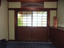 玄関の下足箱天板は思い出の板を再利用