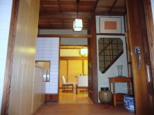 玄関からリビングへ・元の材料や雰囲気をなるべく保存
