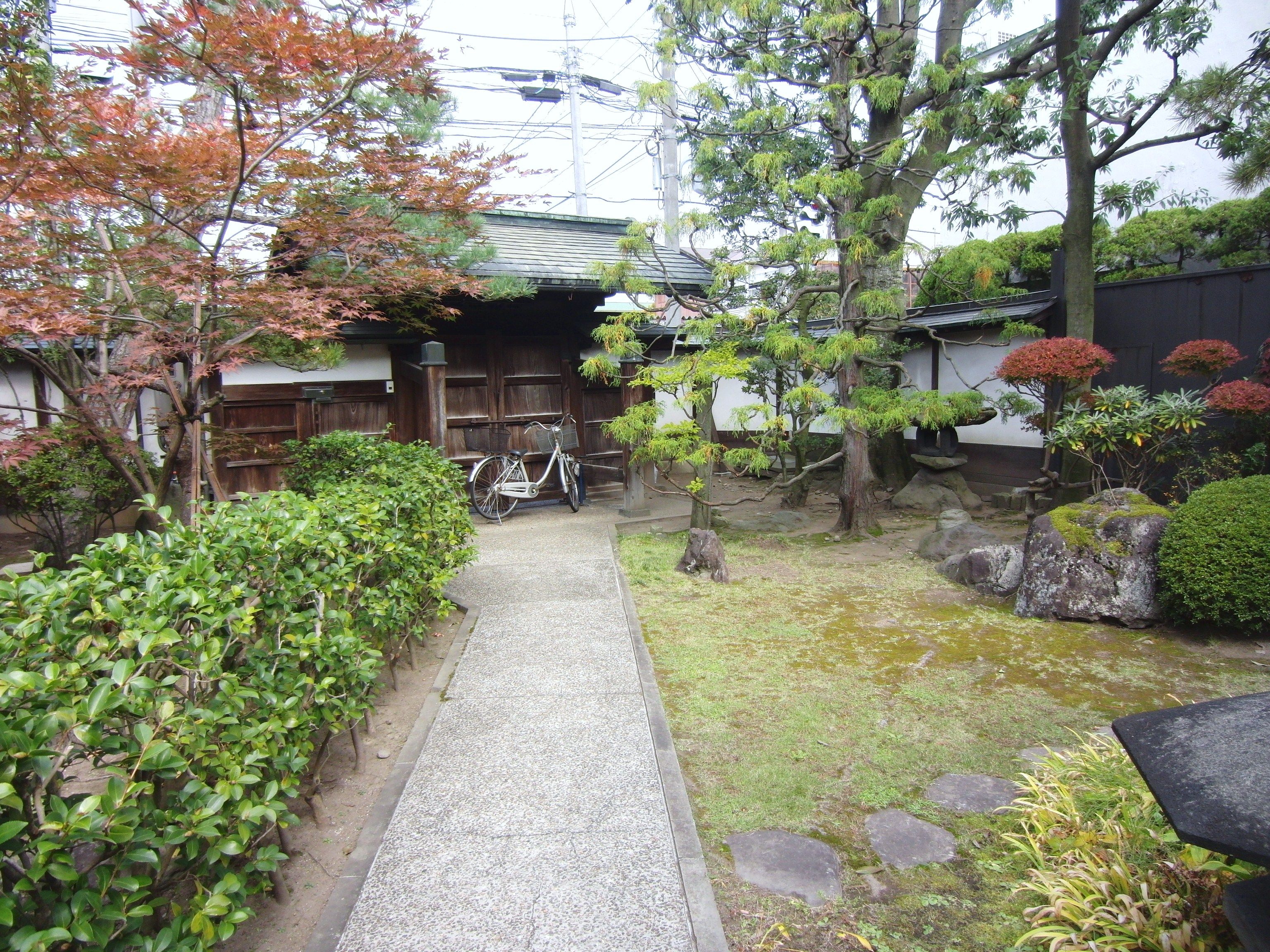 屋敷門と前庭の佇まい
