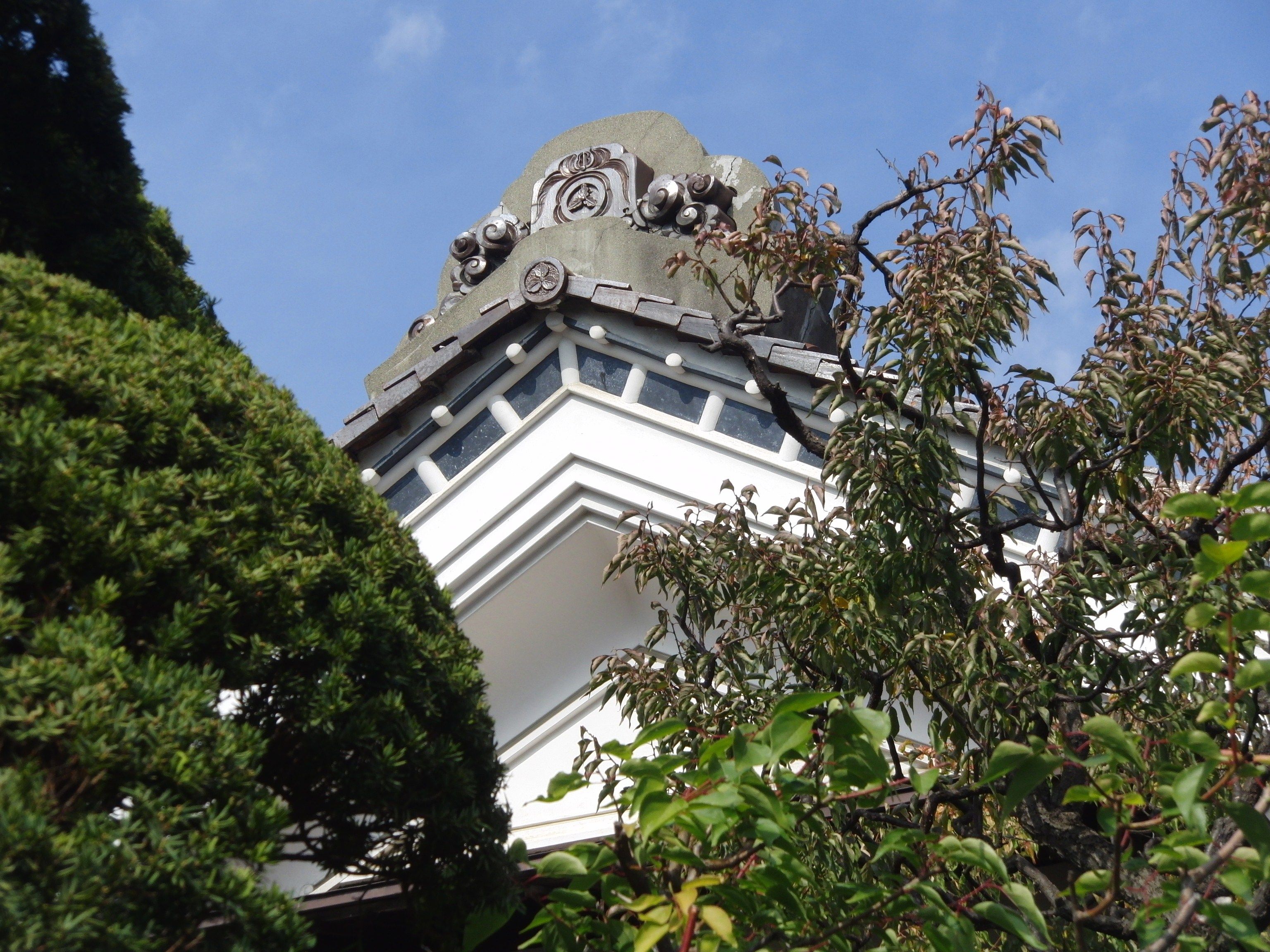 屋根頂部・豪壮な鬼瓦