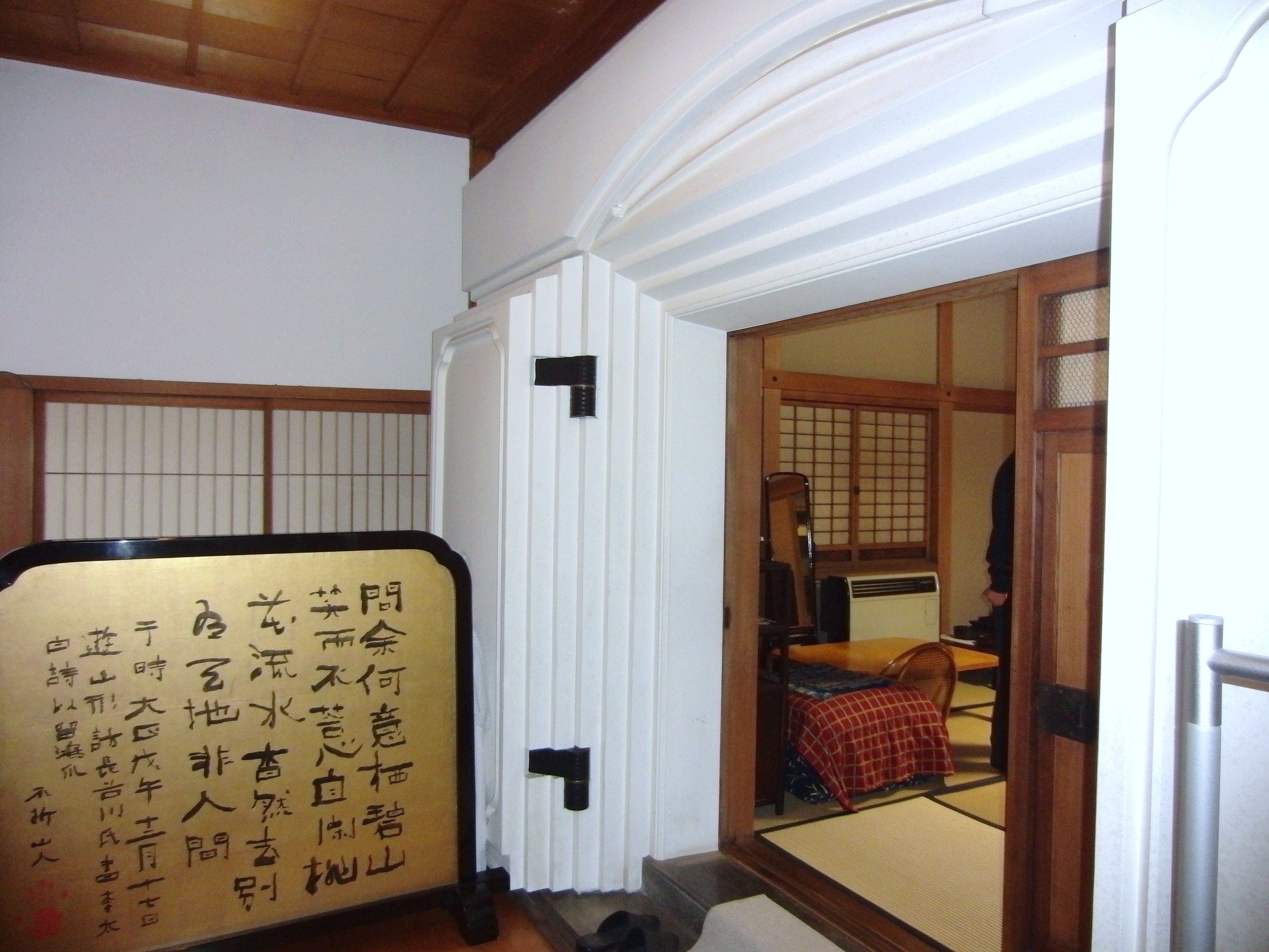座敷蔵入口・衝立は中村不折書